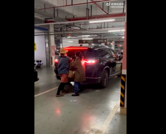 女子人肉占車位被強(qiáng)行頂開(kāi) 律師：不違法但不合理、不道德